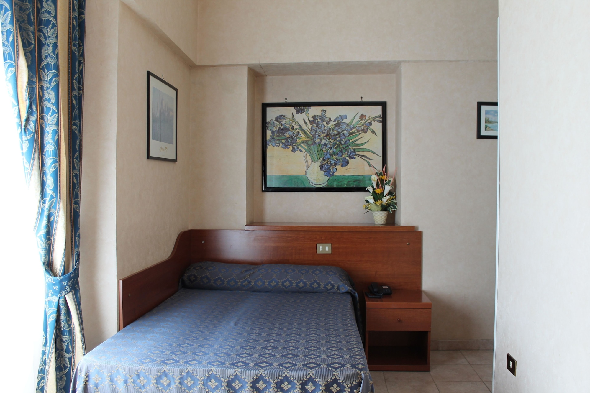 ROOM, SINGLE