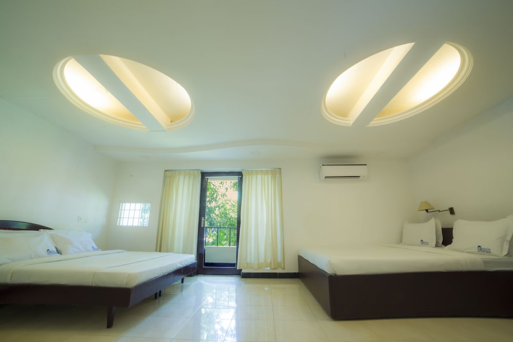 Shelter Beach Resort 18/66