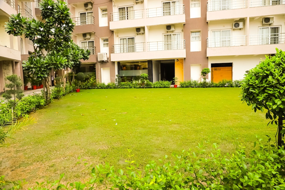 Hotel Shri Radha Nikunj Vrindavan 14/17
