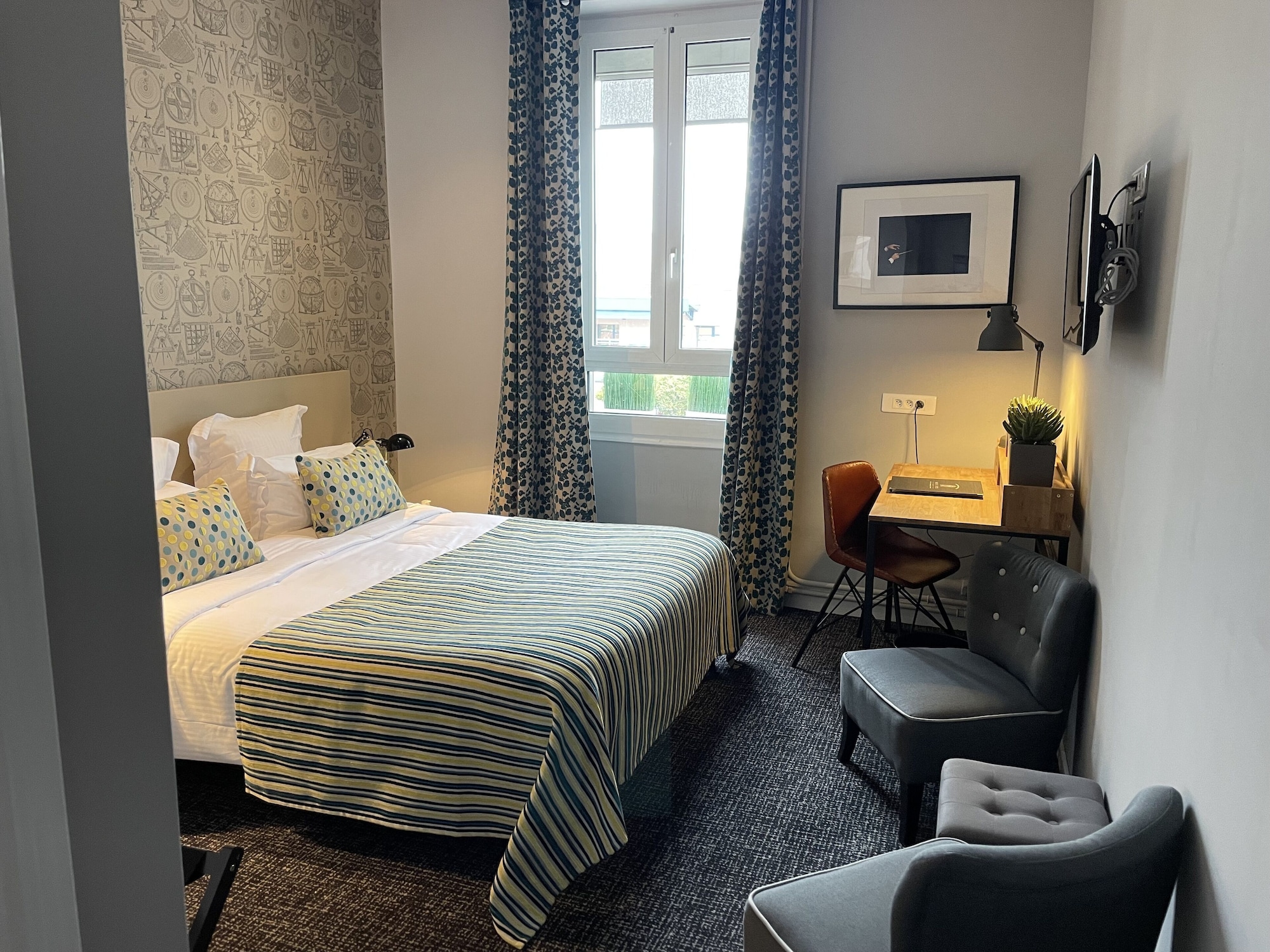 Superior, Queen Bed, Nouvel Hotel 2/6