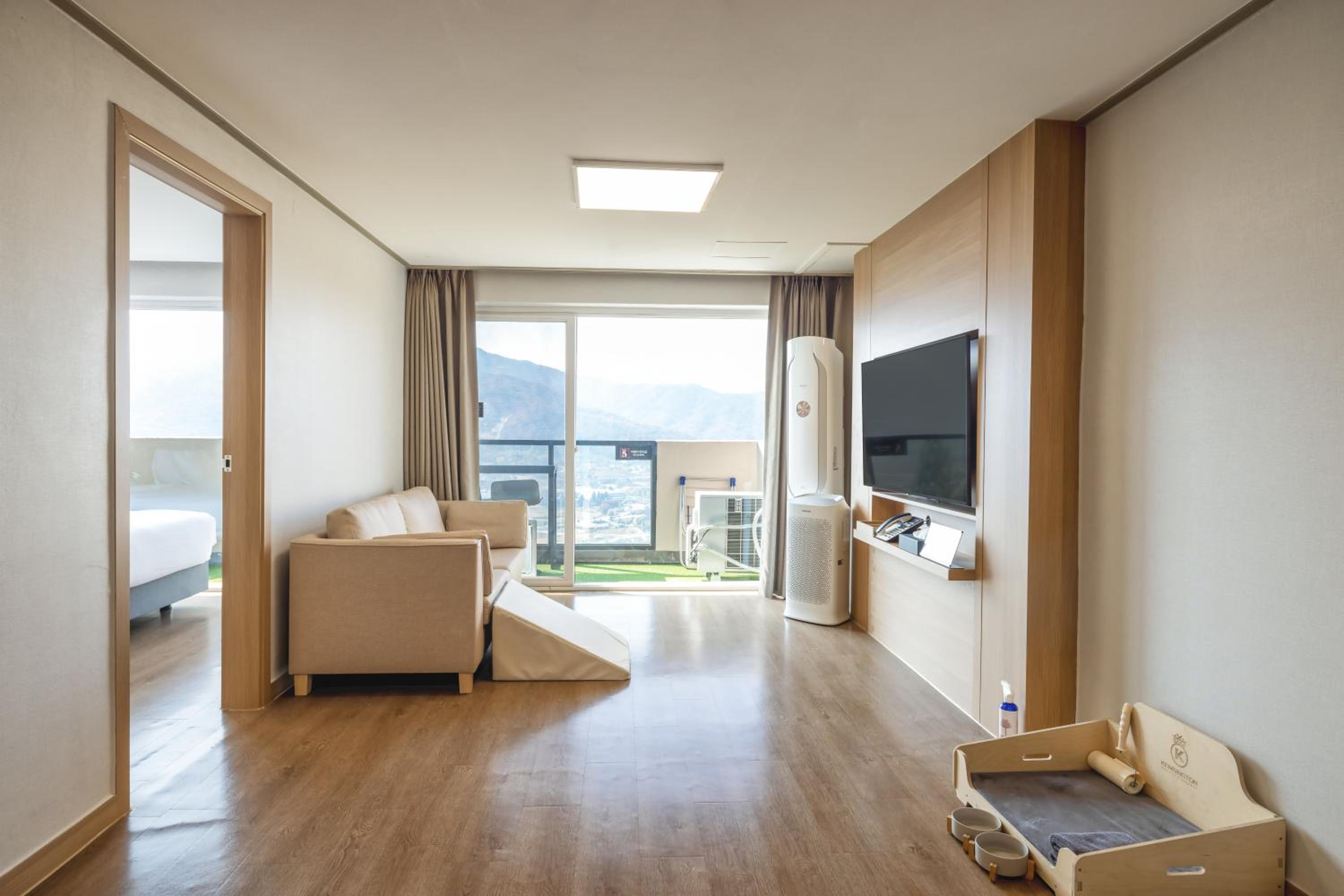 Kensington, Renovated, Premier, Double and Twin Beds, Pet Friendly