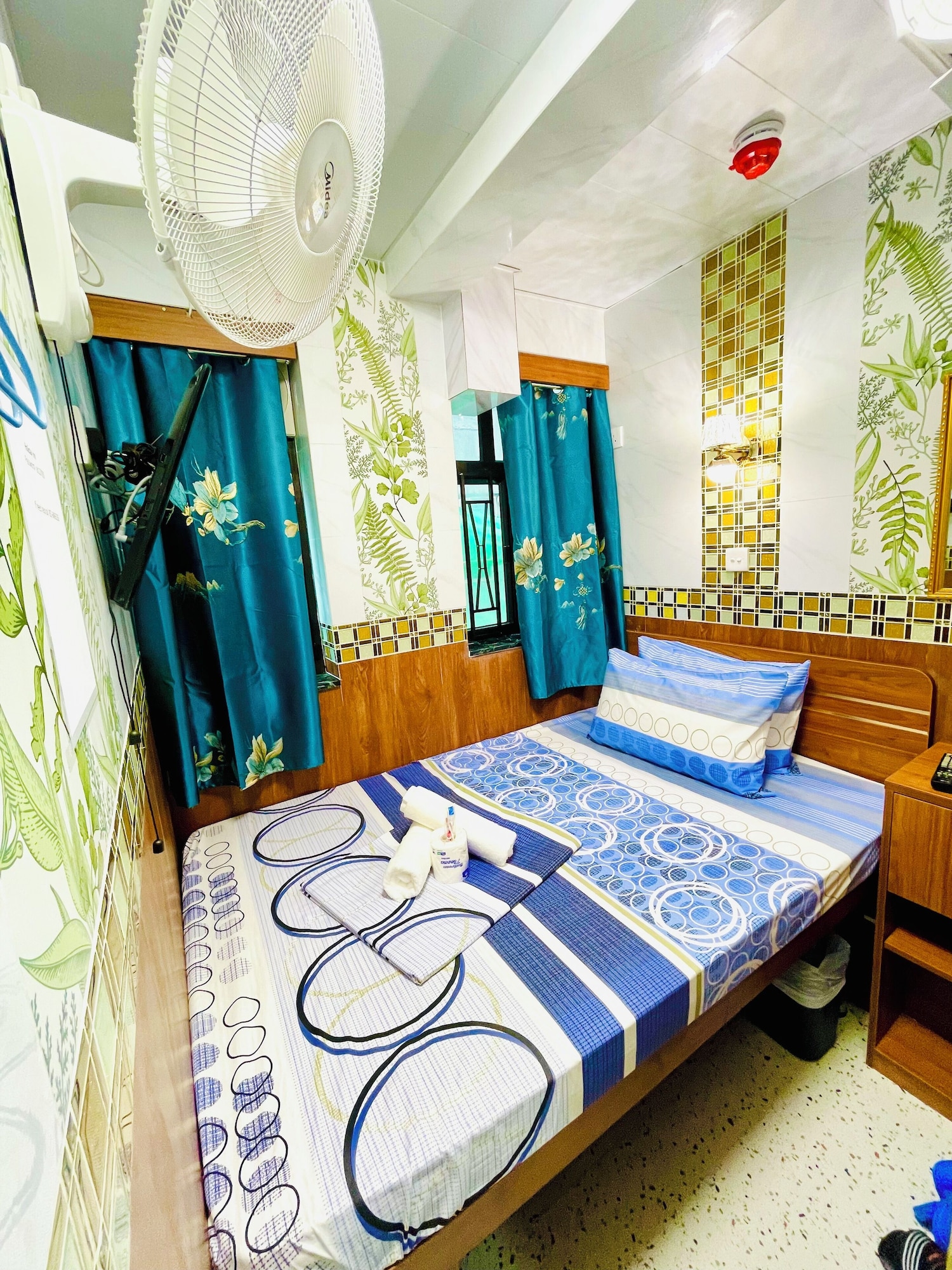 DELUXE, DOUBLE BED