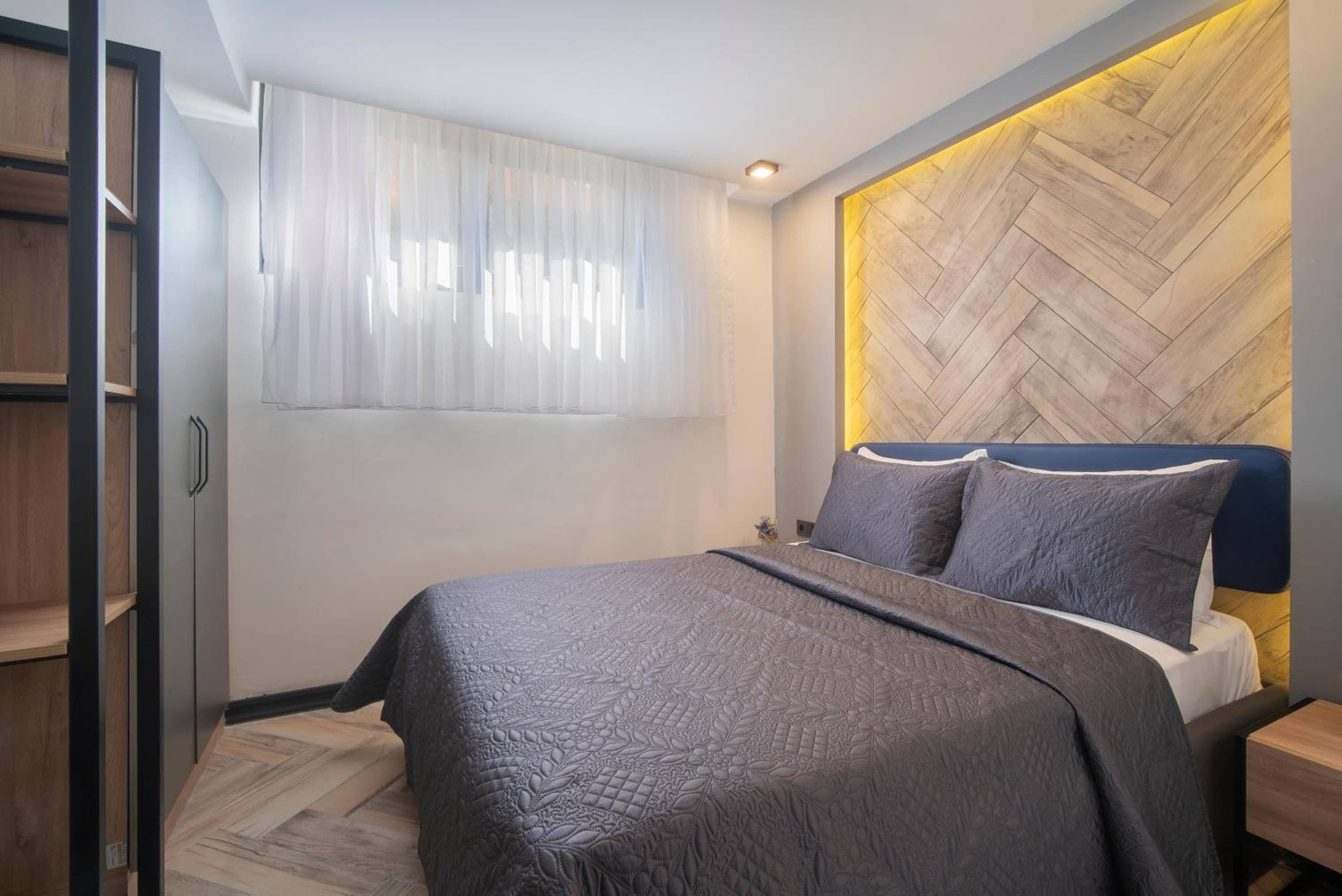 Economy, Basement, Suite