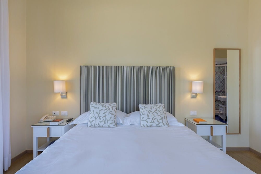 غرفة بسرير مزدوج بإطلالة على البحر بشرفة، Hotel Regina Sorrento 2/10