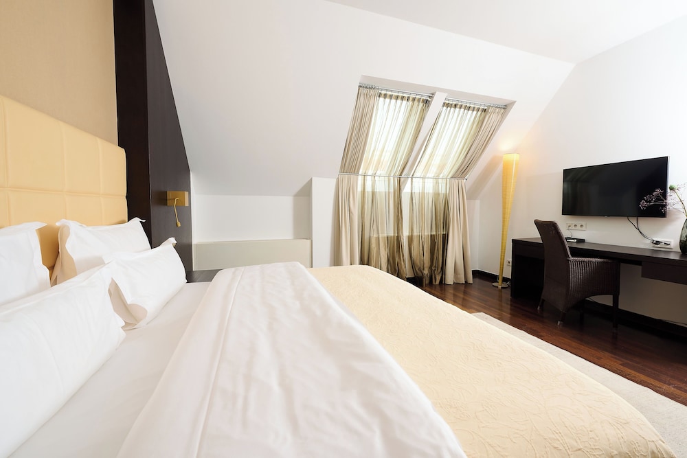 EXECUTIVE, SUITE