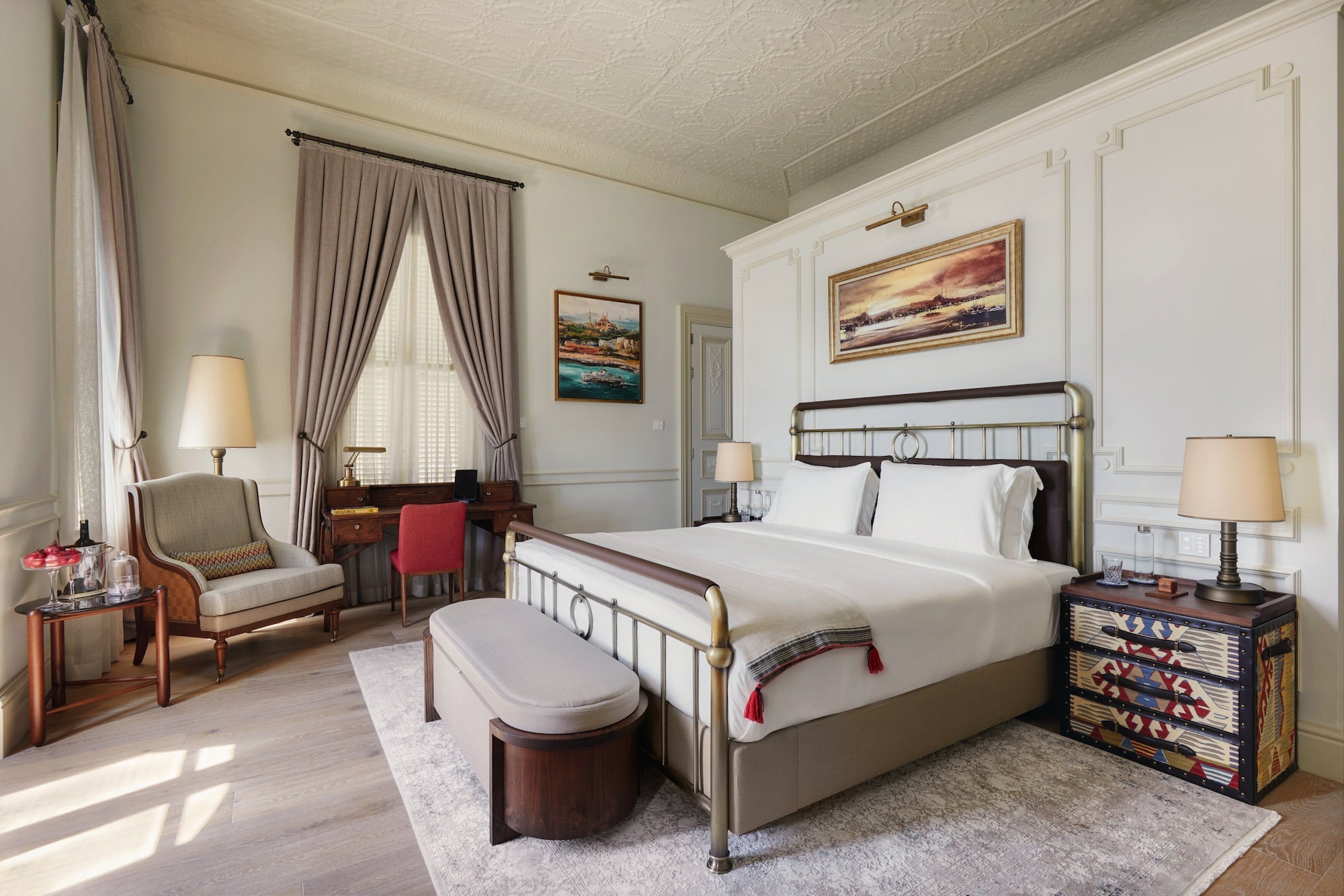 DELUXE, KING BED