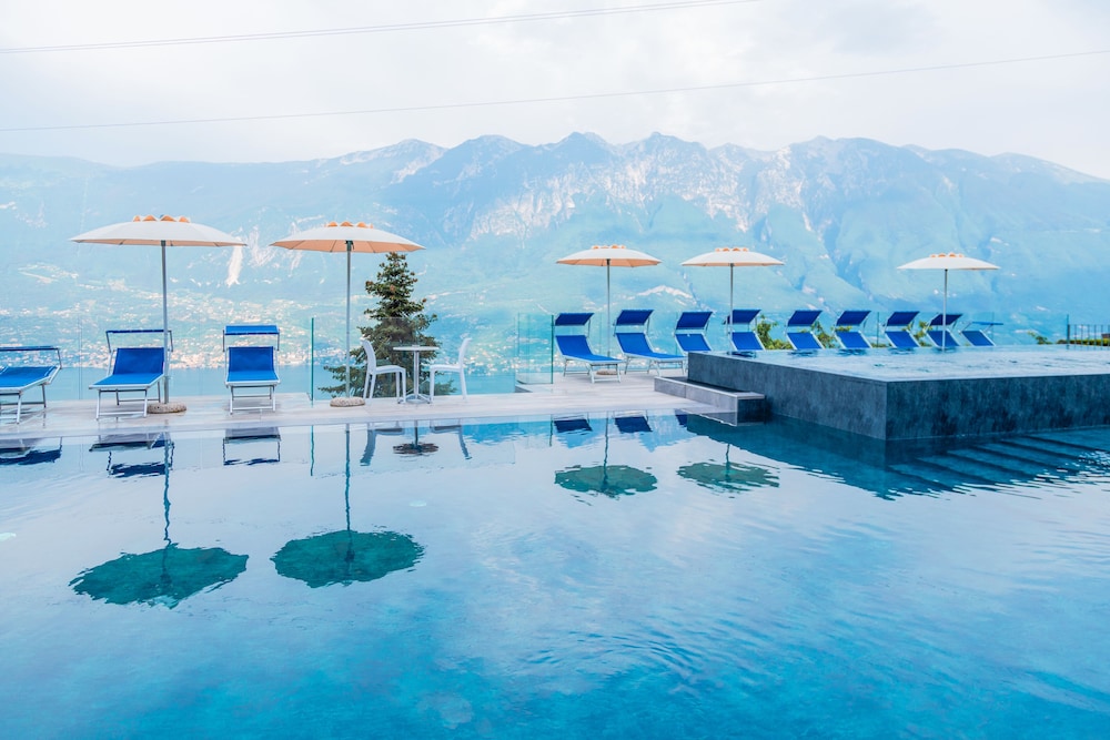Village Hotel Lucia 44/50