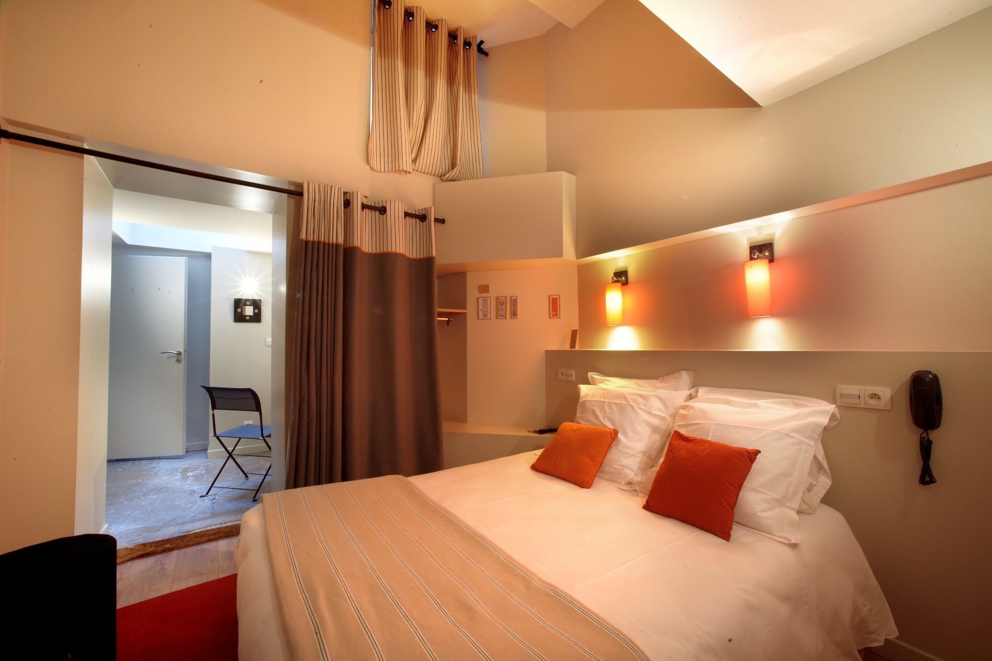 ROOM, DOUBLE BED