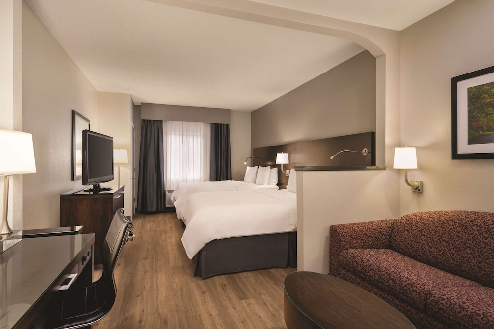 Radisson Hotel and Conference Center Rockford 7/57