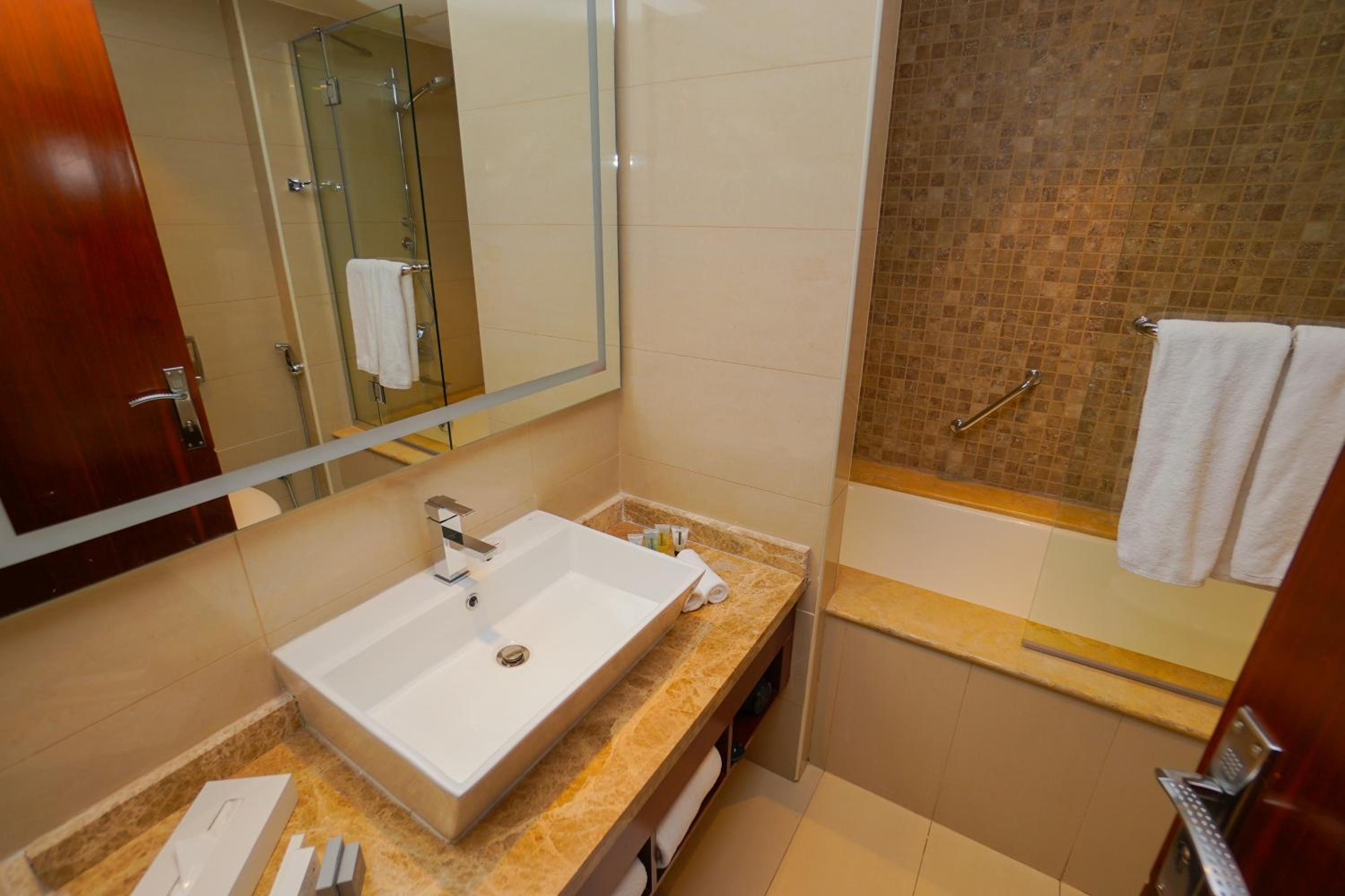 غرفة ديلوكس بسريرين مزدوجين، The Grand Lux Hotel 4/4