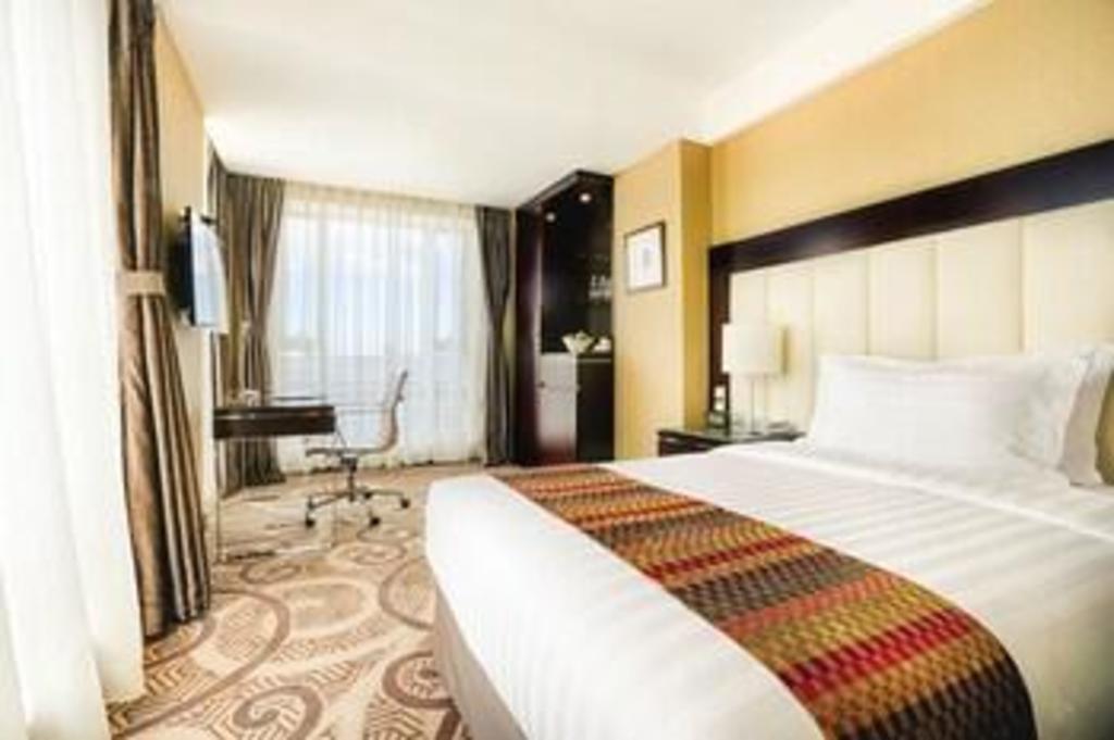 Room, 2 Double Beds, Partial View, Bathtub
