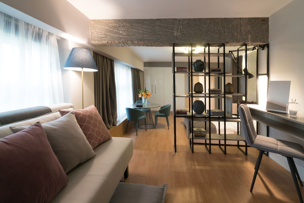 47 Luxury Suites 53/73