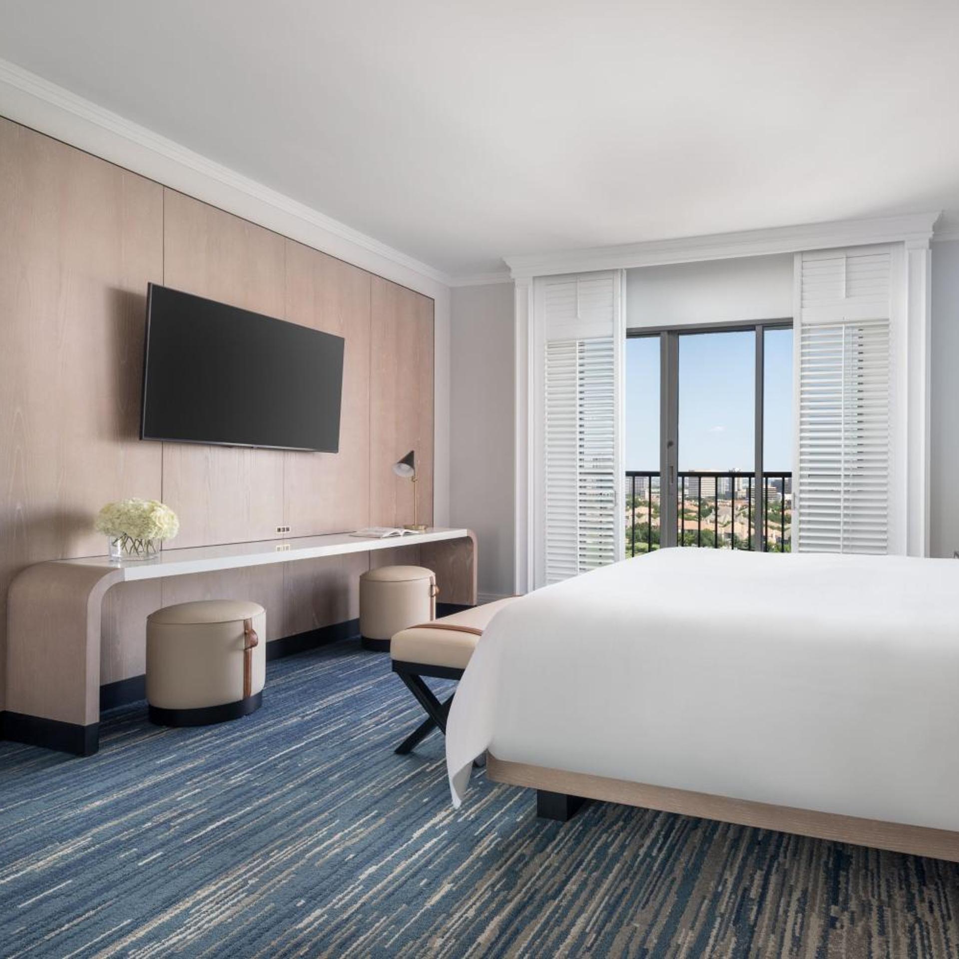 Splash, King Bed, Pool View