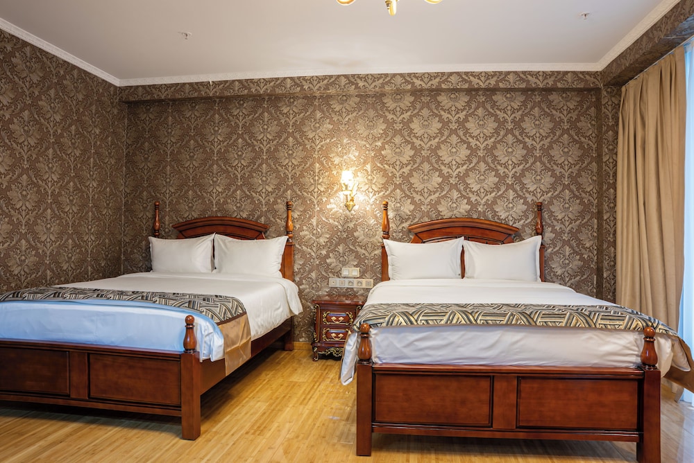 Royal, Suite, 1 Single and 2 Queen Beds