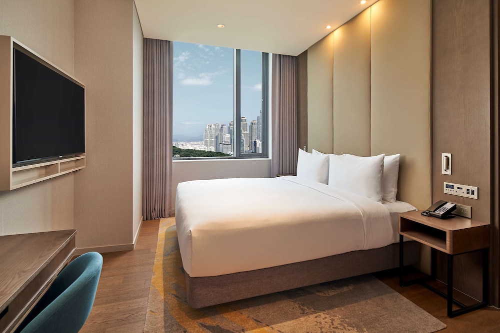 DELUXE, SUITE, KING BED