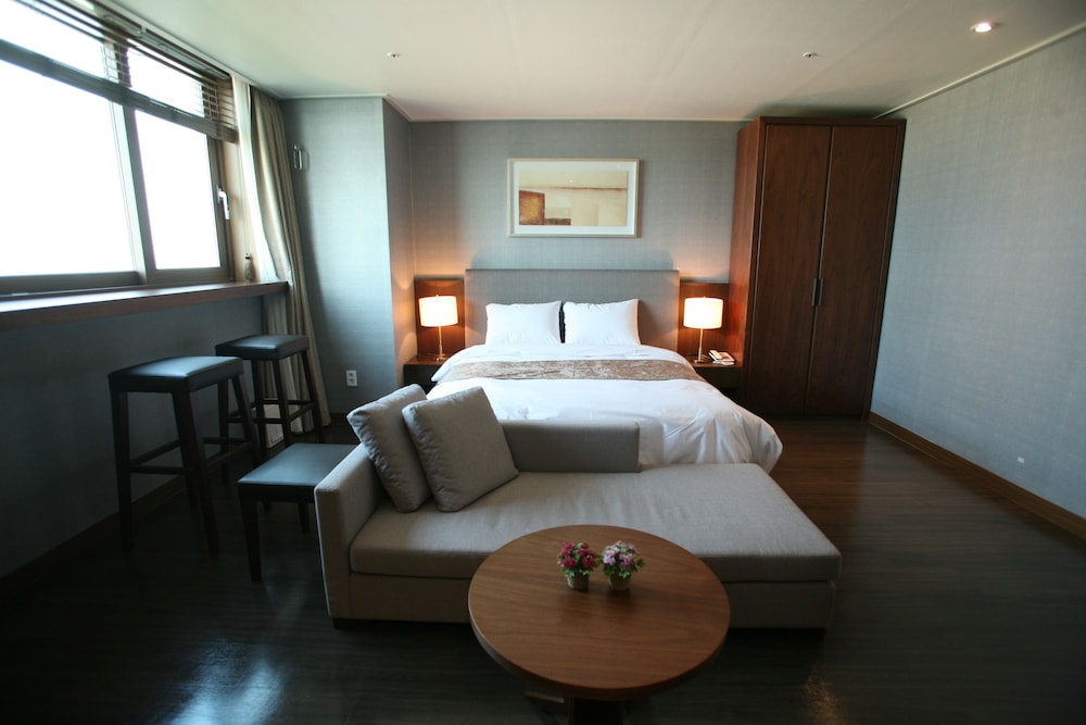 Hyunjin Tourist Hotel 34/72