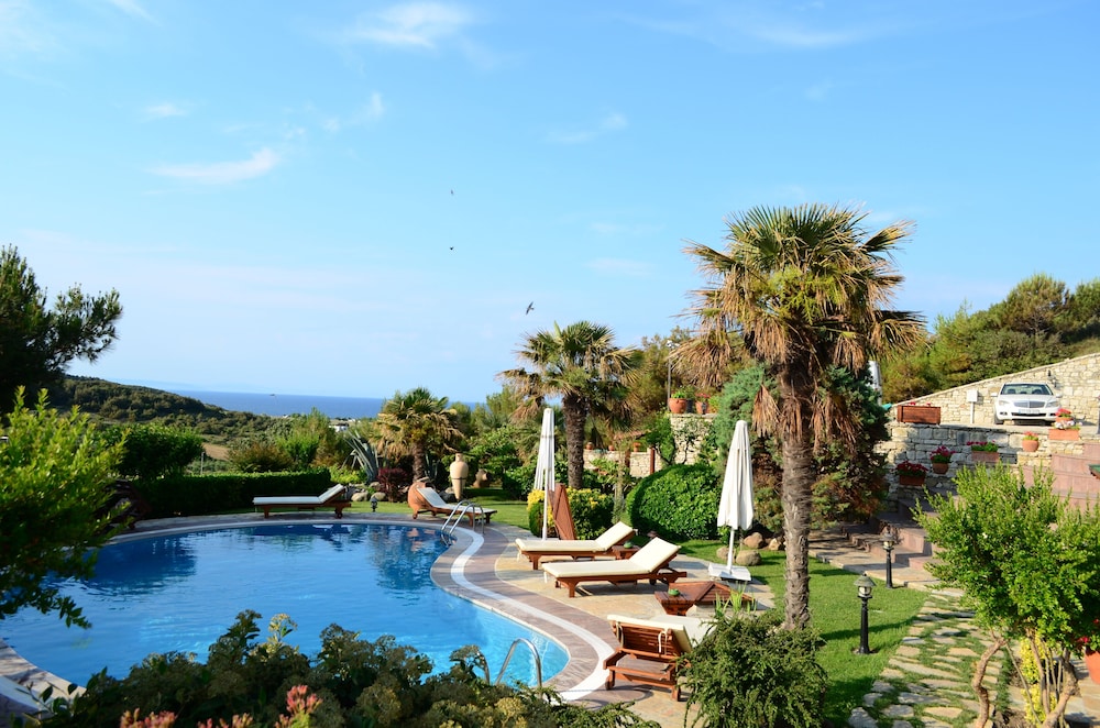 Ada Bacchus Hotel 40/50