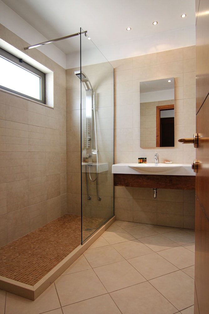 Delina Mountain Spa Resort 85/86