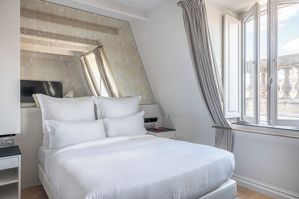 Cozy, Mansard, Queen Bed