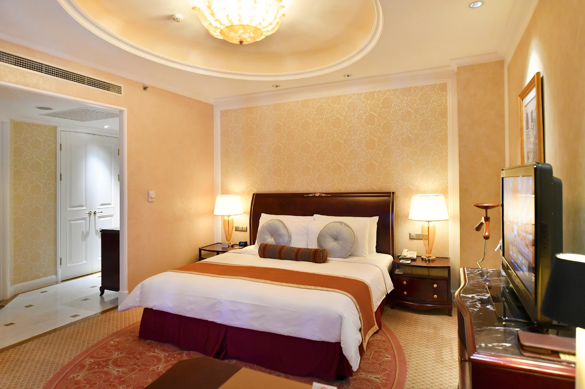 Courtyard, King Bed
