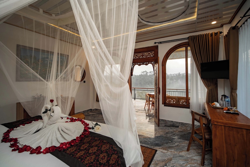 Grand, King Bed, Valley View, Hot Tub