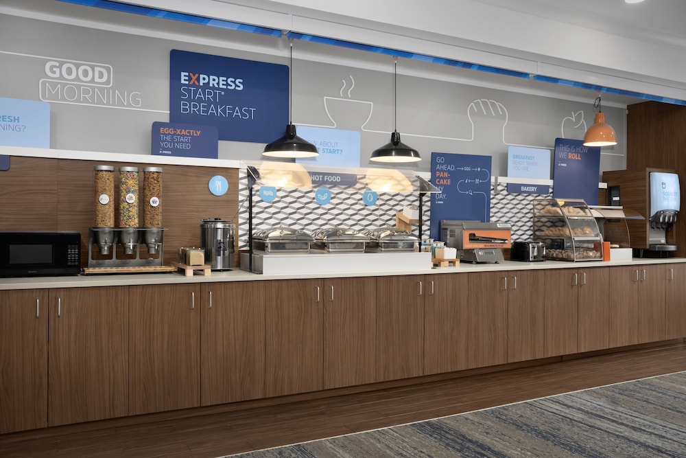 Holiday Inn Express Suites Alexandria Fort Belvoir 11/73