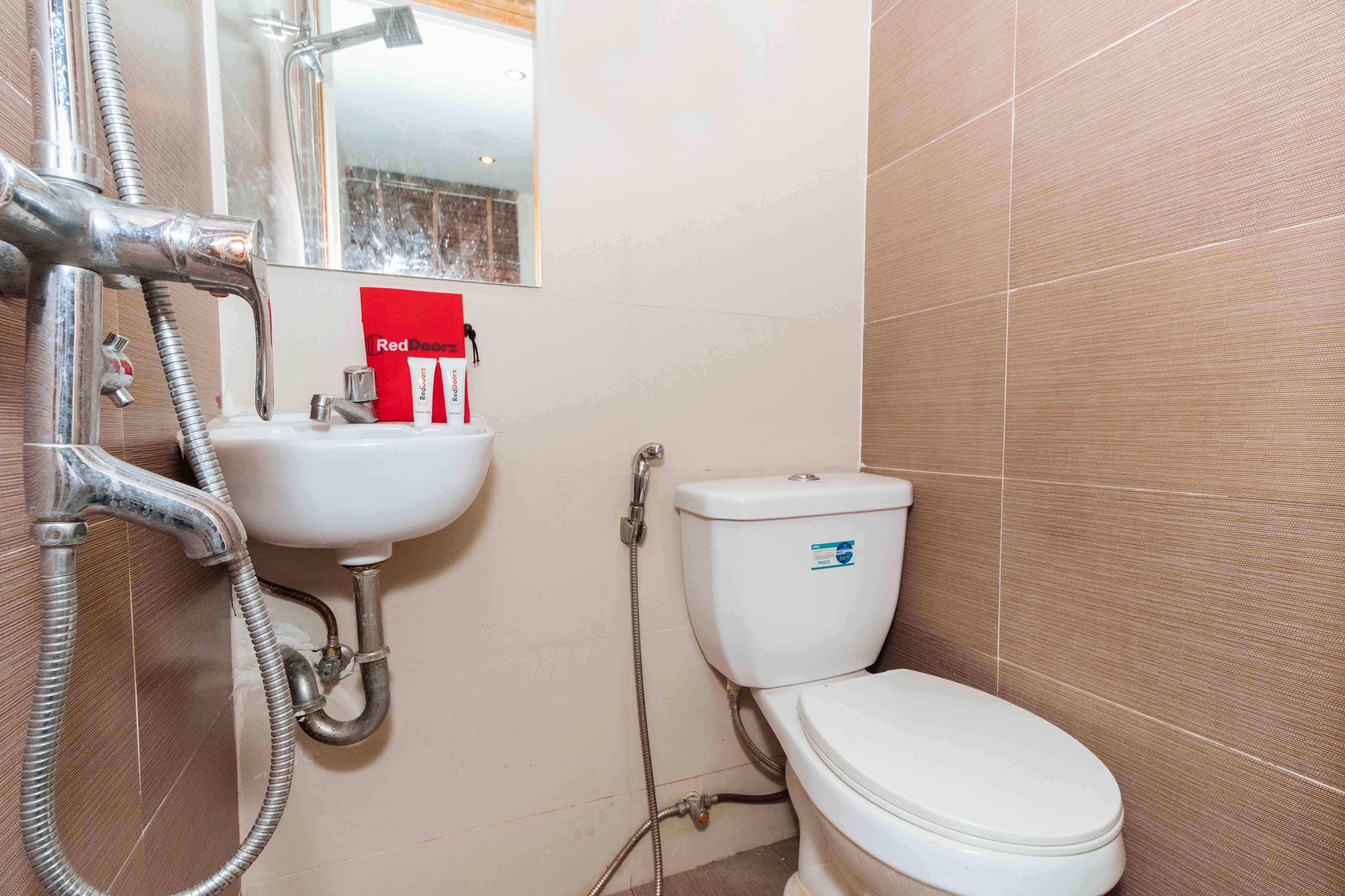 RedDoorz @ DBuilders Rooms Ph1 Taguig 27/28