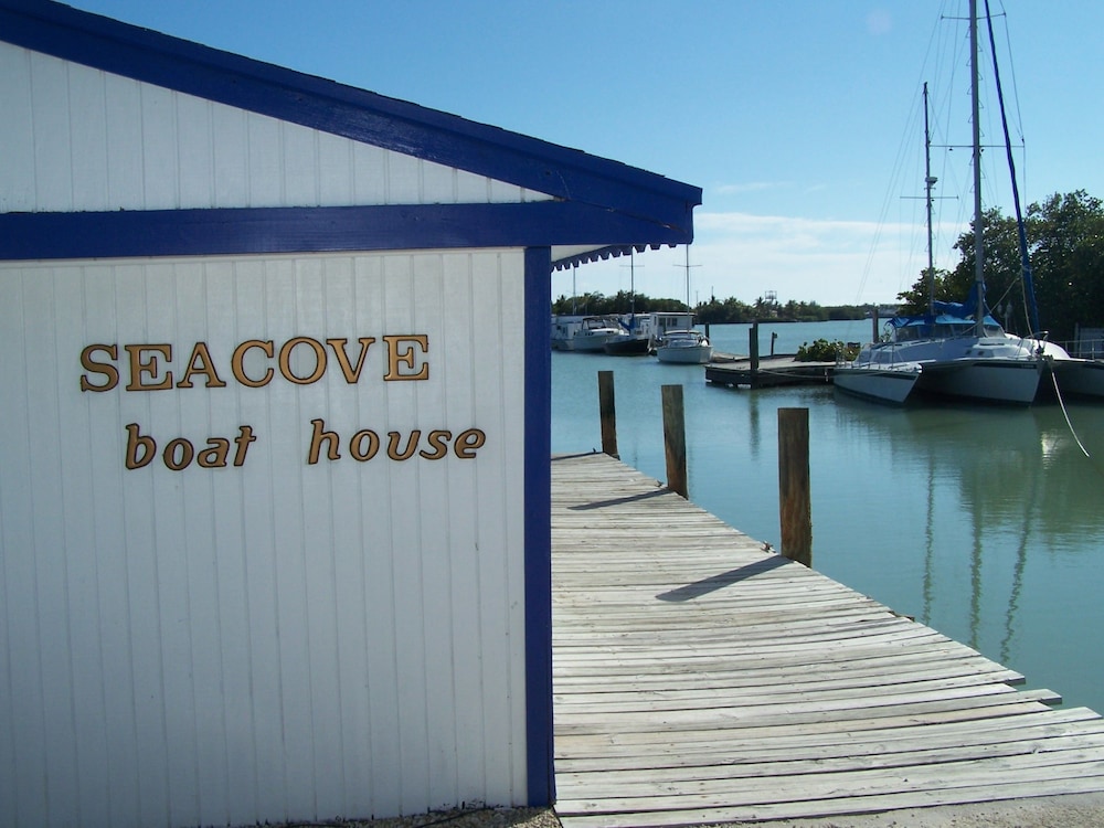 Floating Sea Cove Resort Marina 56/60