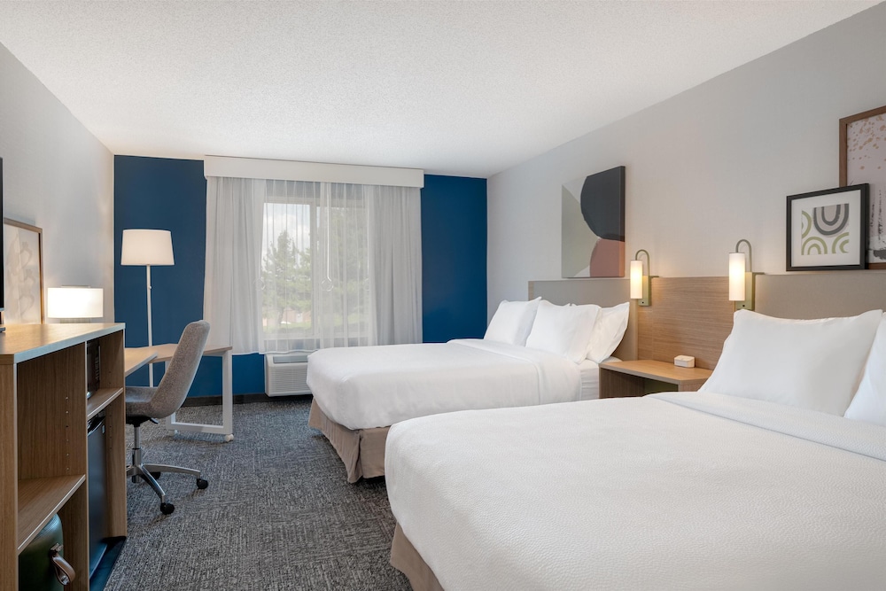 غرفة بسريرين كوين بحوض استحمام، Spark by Hilton Lancaster 4/8