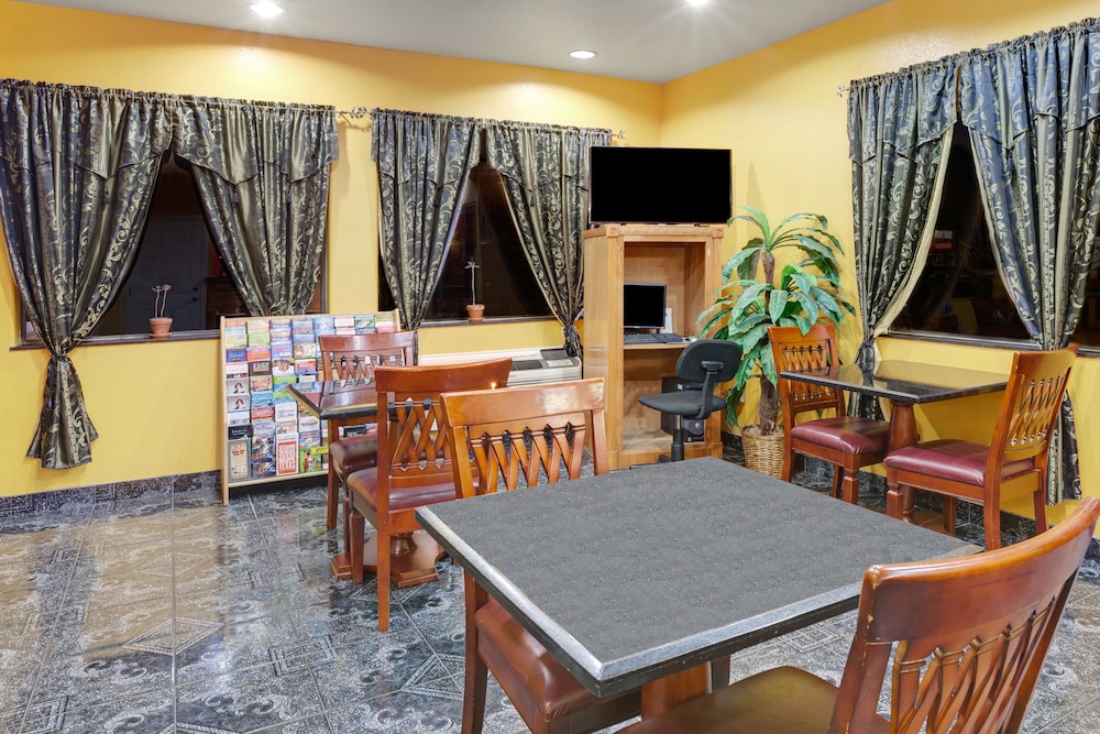 Sapphire Inn & Suites- Deer Park 25/36