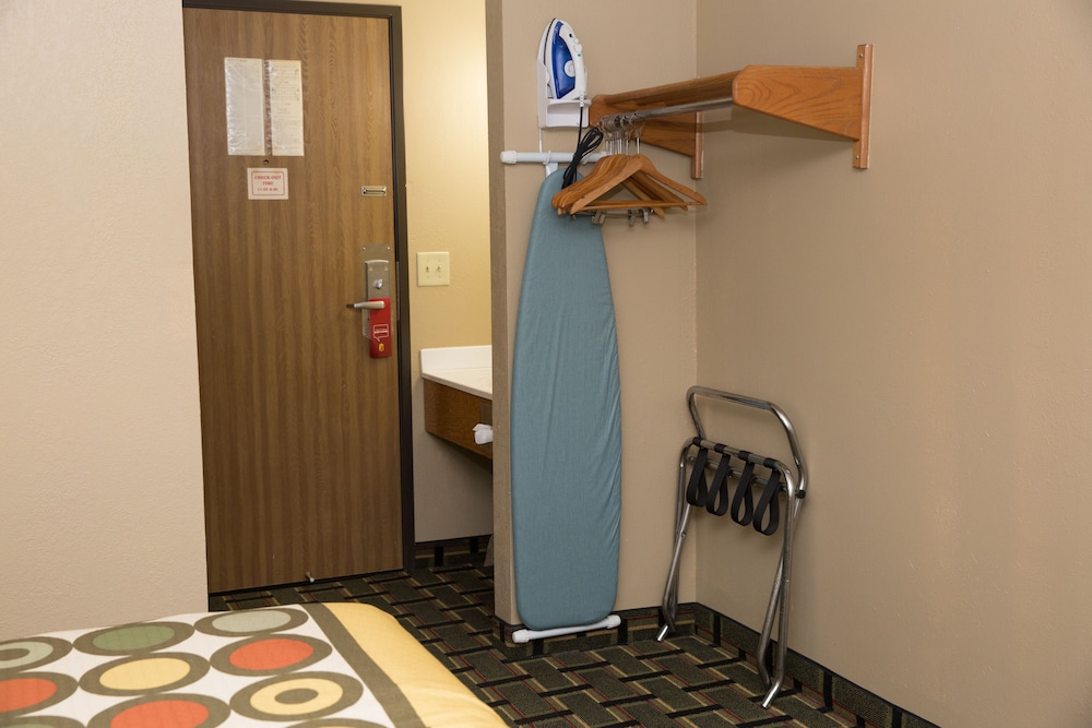 Econo Lodge Canton North 11/15