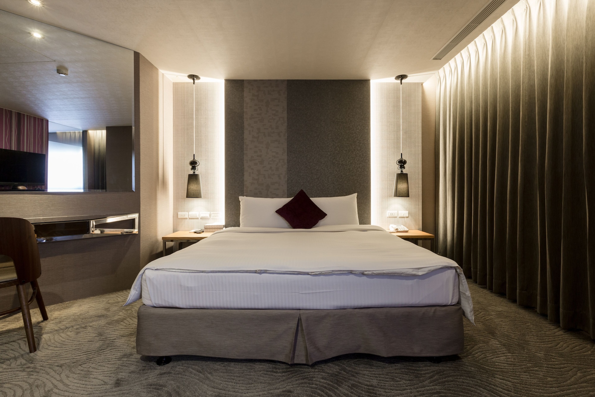 DELUXE, QUEEN BED