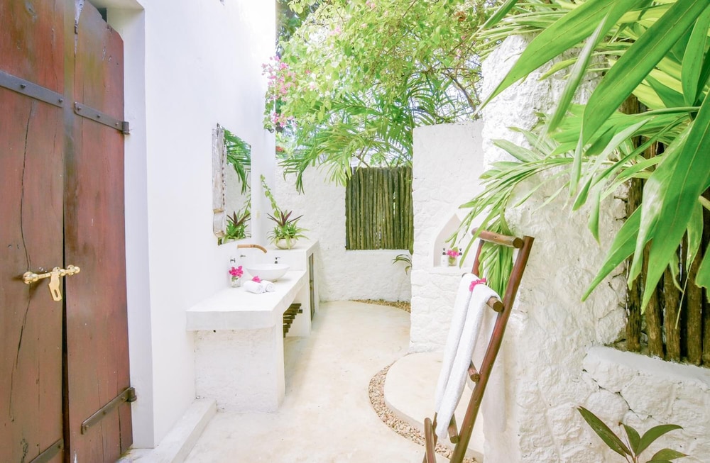 Indigo Beach Zanzibar 34/75