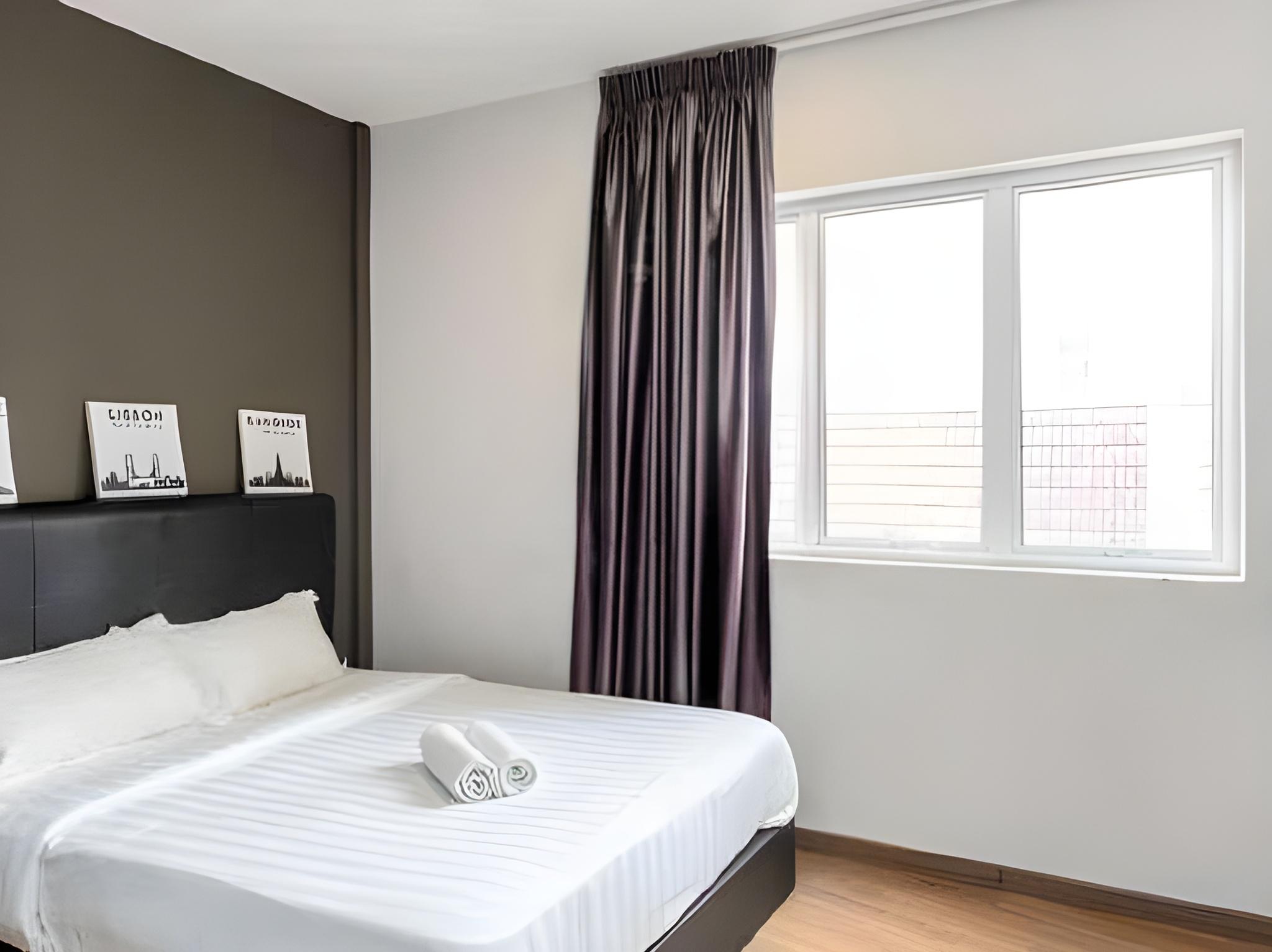 Superior, Queen Bed, No Window