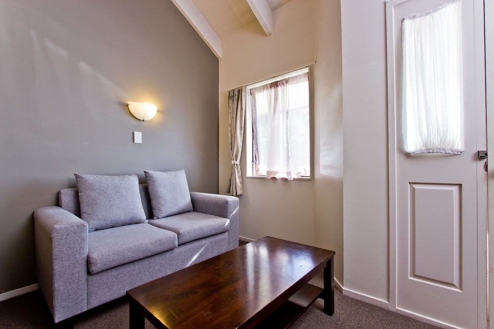 Airport Manor Inn 48/66