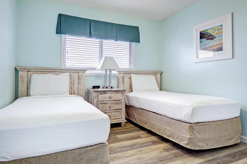 2 Bedrooms, Condo