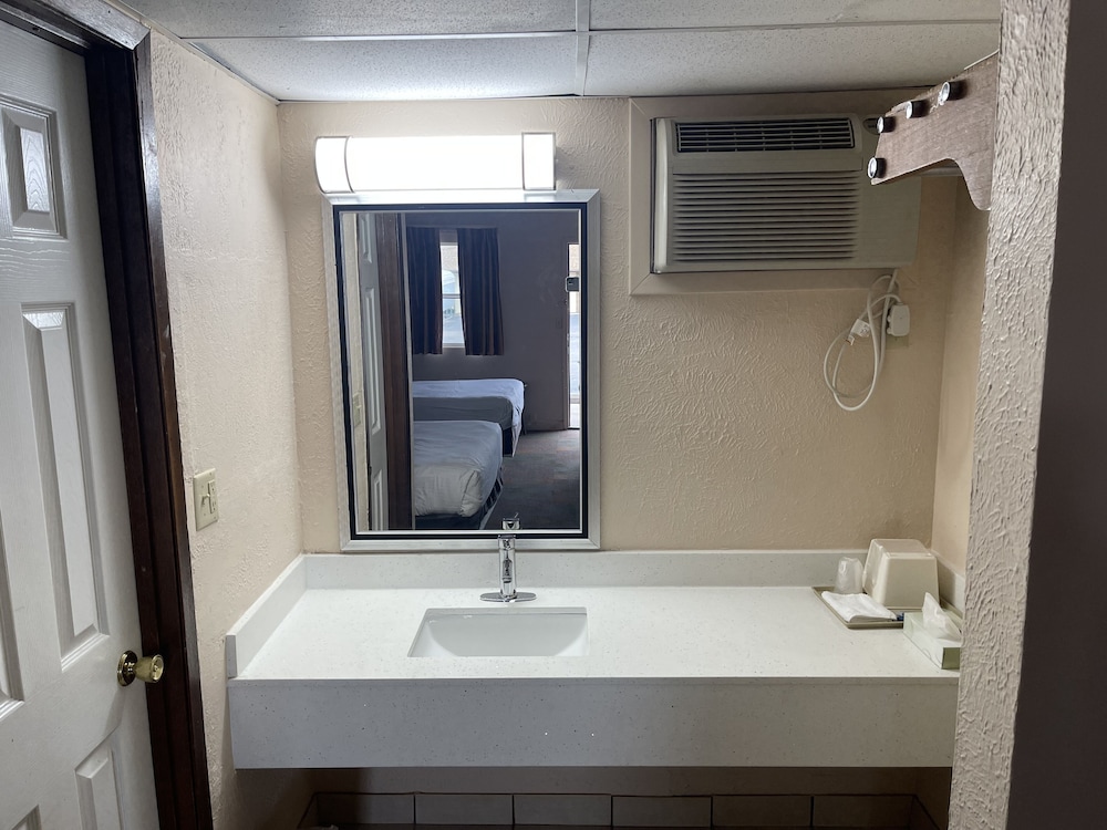 Nendels Inn and Suites Dodge City Airport 32/35