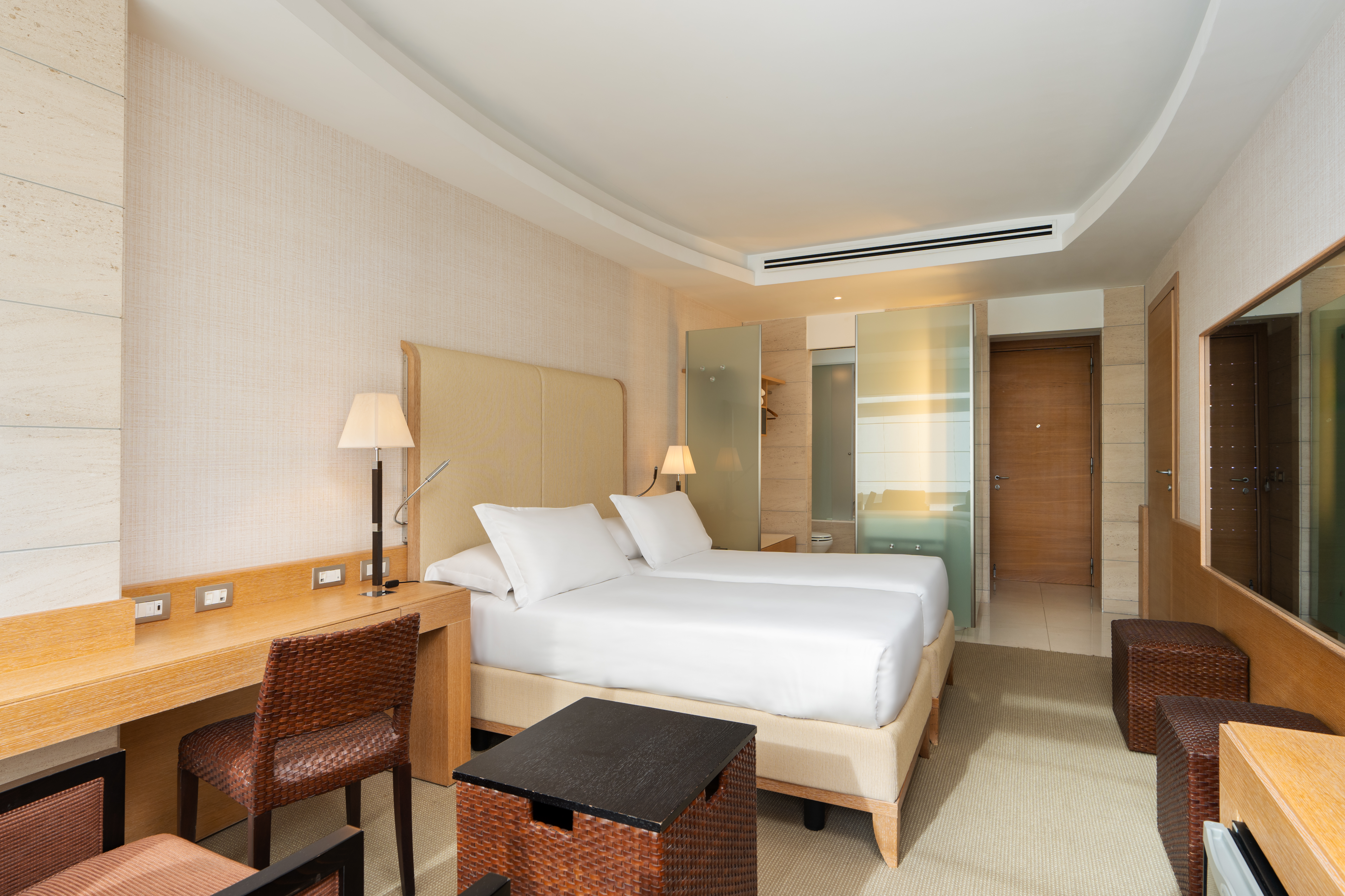 غرفة بسريرين منفصلين