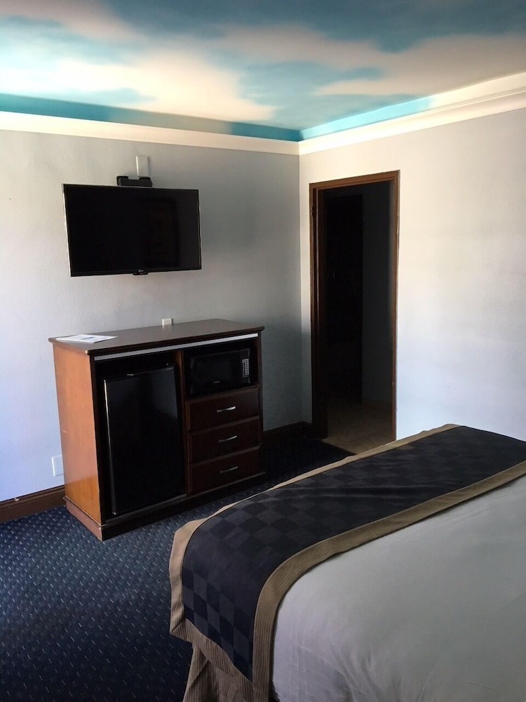 Hollywood Palms Inns & Suites 35/56