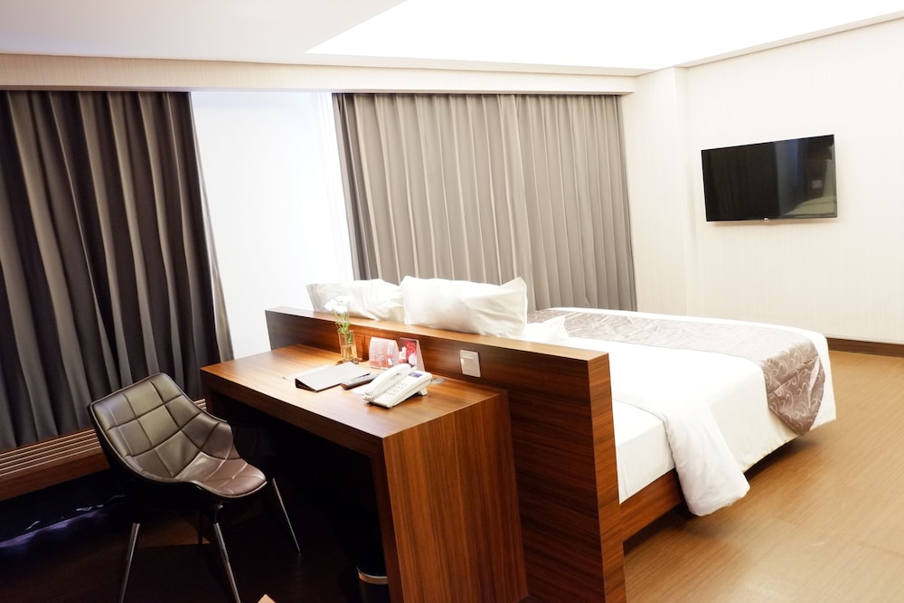 Crown Prince Hotel Surabaya 63/71