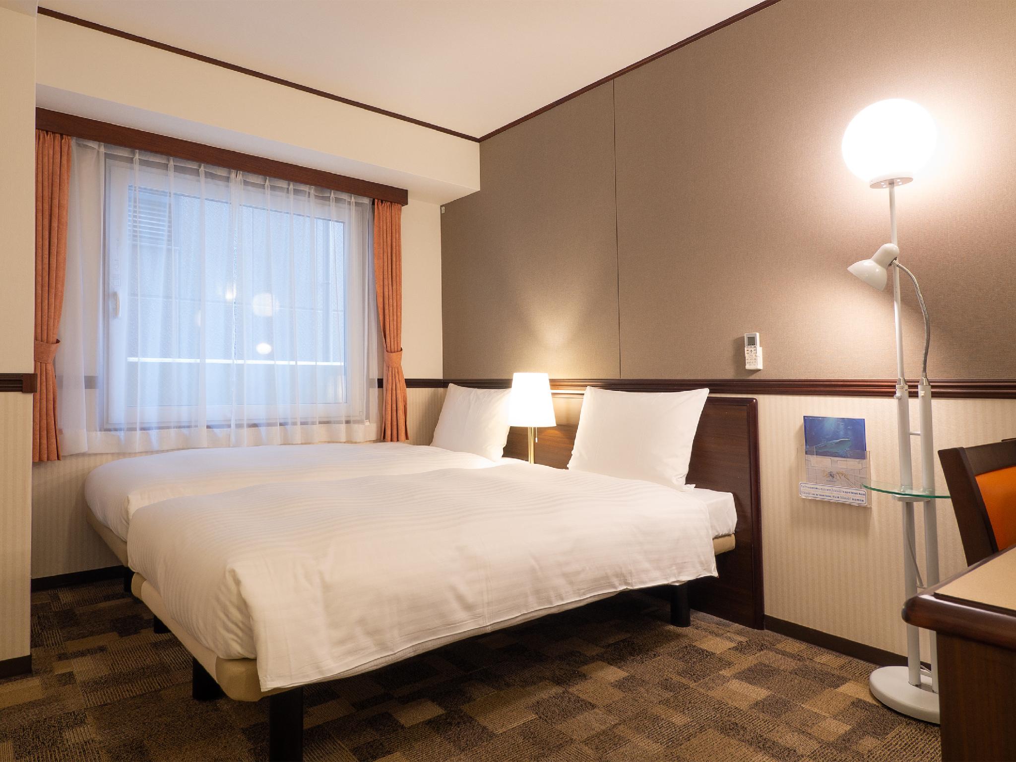 Room, Twin Beds, Smoking