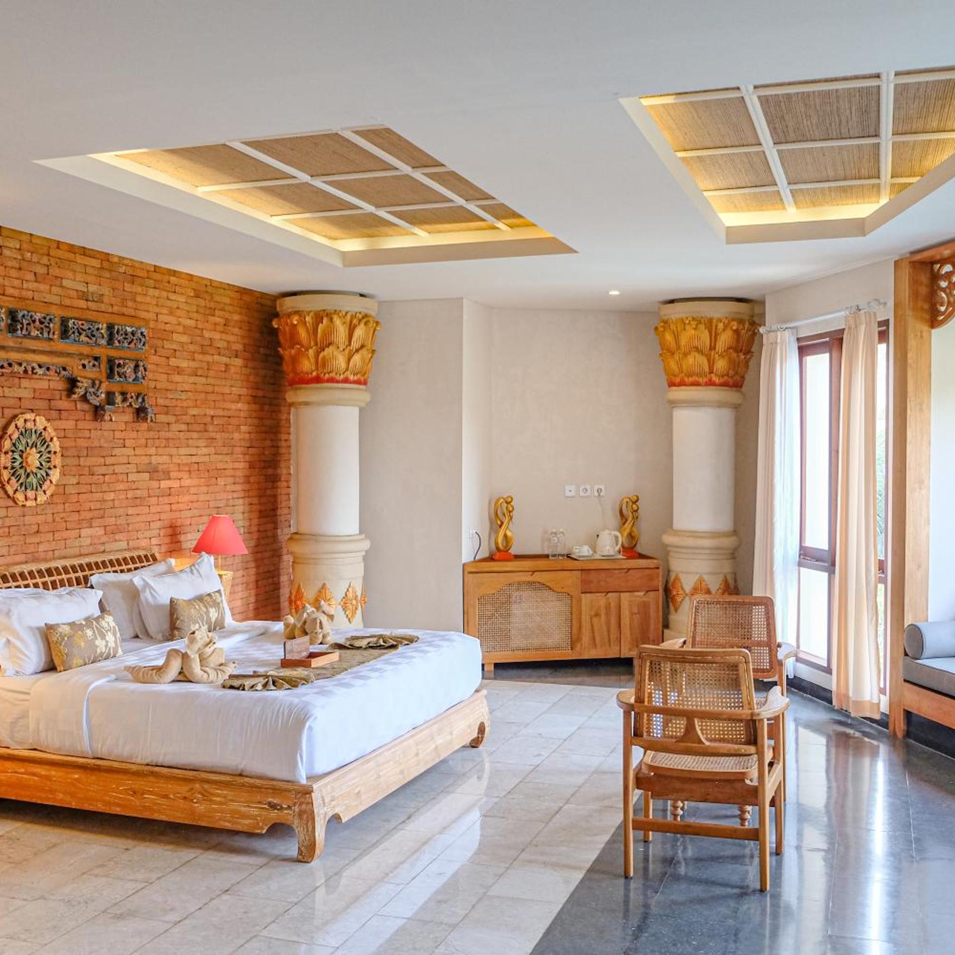 Suite, Pool View