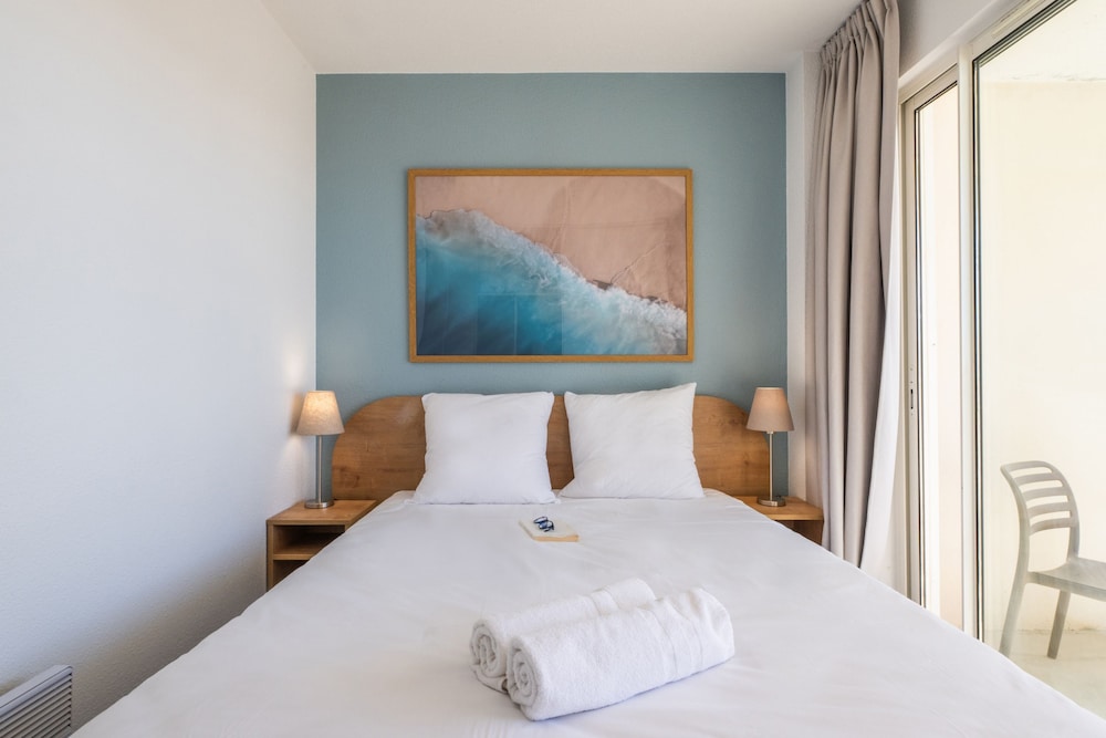 2 BEDROOMS, APARTMENT, POOL SIDE OR SEA VIEW