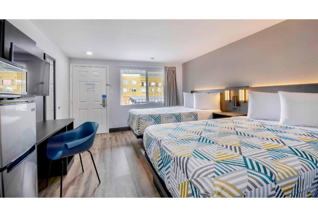 2 Full Beds - Non-Smoking, Kitchen، Studio6 Eureka, CA - Old Town 4/10