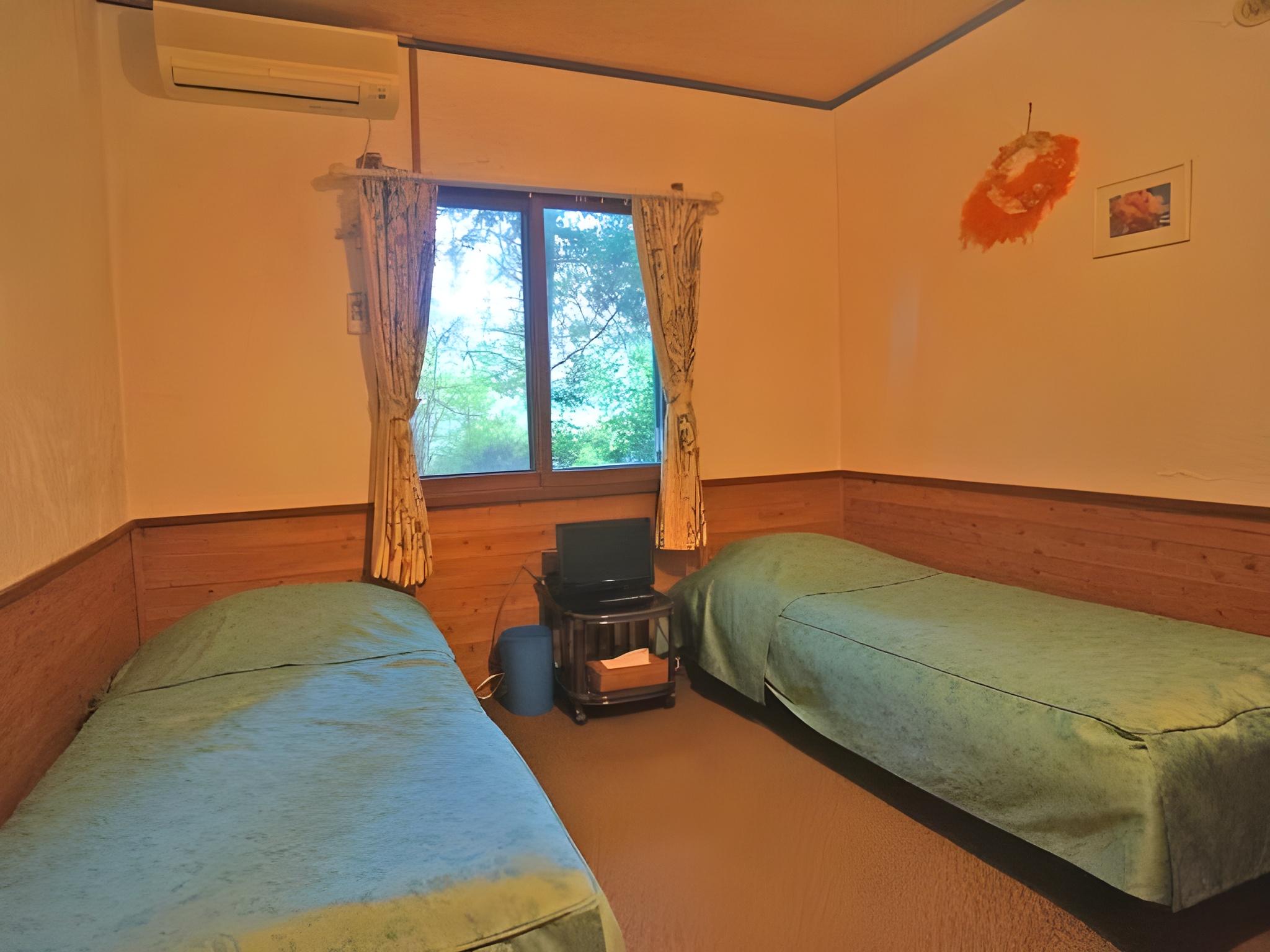 Afsigned on Arrival, Twin Beds, No Toilet