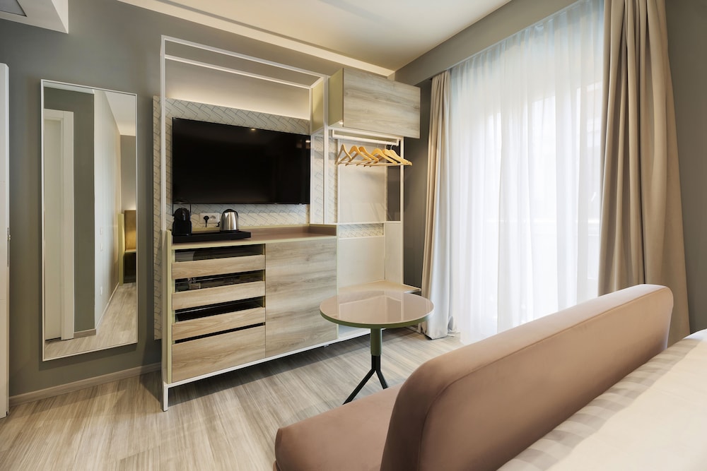 Adesso Hotel 35/50