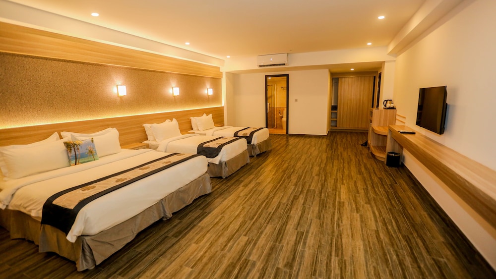 Room, Quadruple, King and Twin Beds, Island View, Balcony