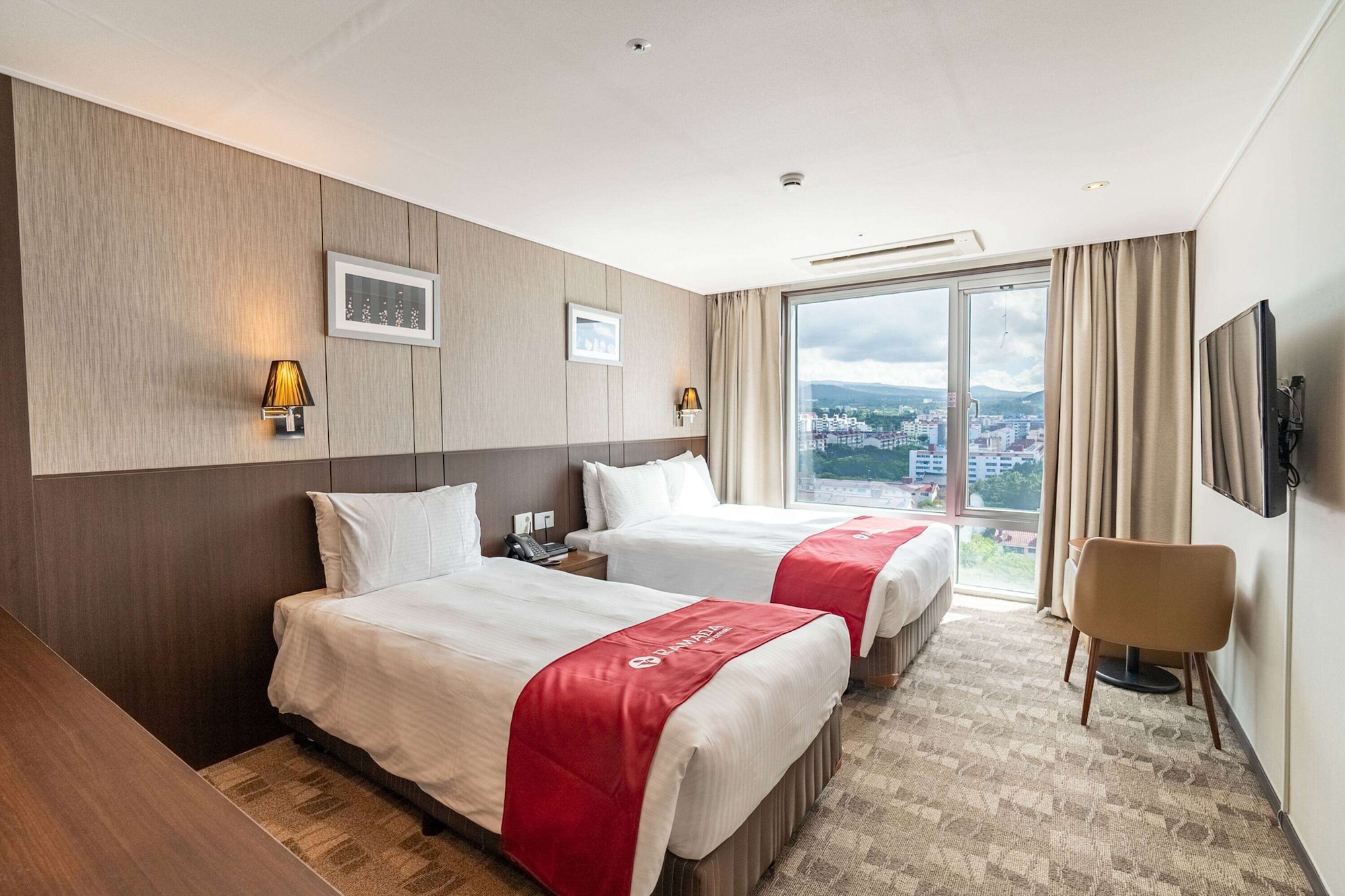 SUITE, MULTIPLE BEDS