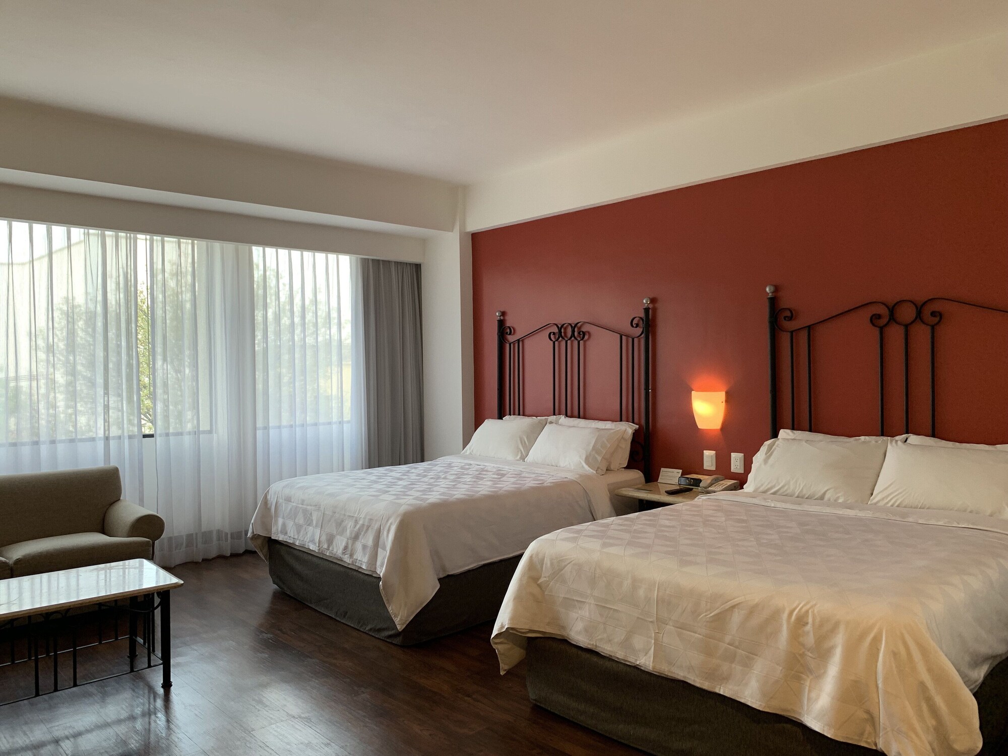 Suite, 2 Queen Beds, Jumeirah View، Holiday Inn & Suites Guadalajara Centro Historico 3/10