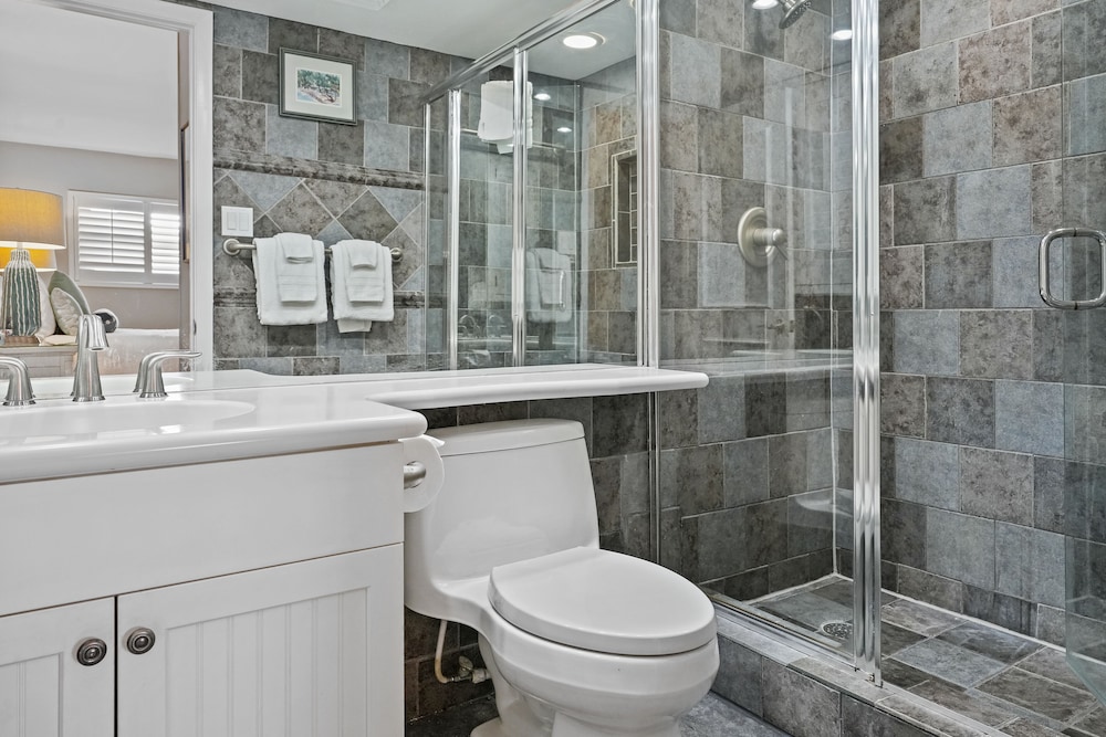 Aqua Bay Club Luxury Condos 44/50